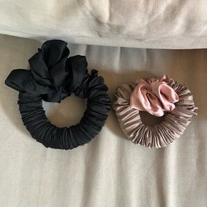 SLEEPY TIE scrunchies (pink and black)